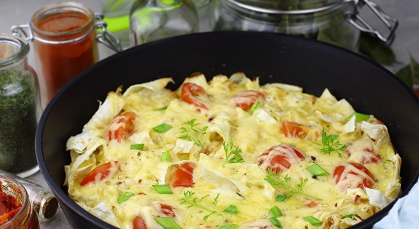Омлет с лавашом и сыром на сковороде