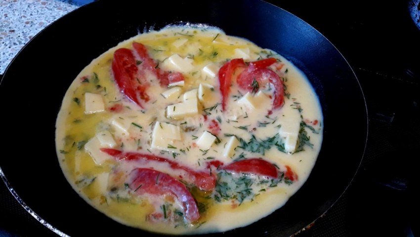 Яичница с лавашом на сковороде с сыром и помидорами