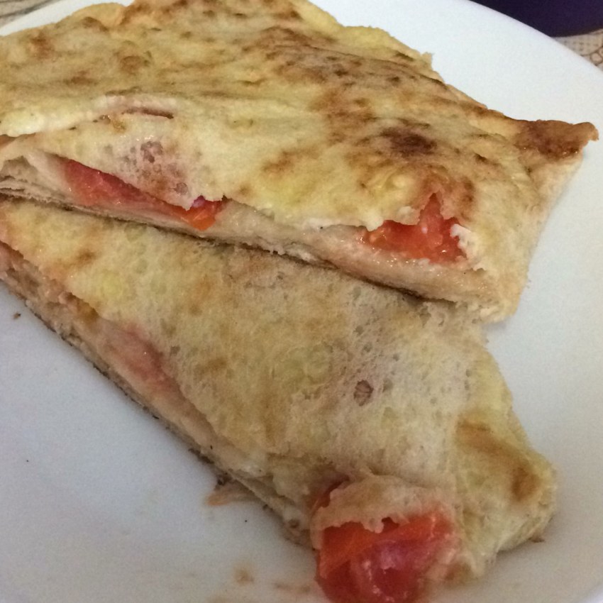 Яичница с сыром и кусочками лавашалавашем