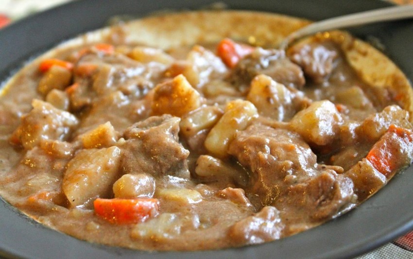 Мясо с подливкой на сковороде