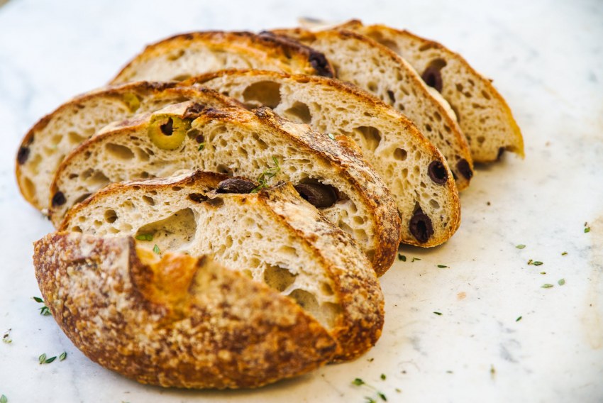Булочка хала с изюмом