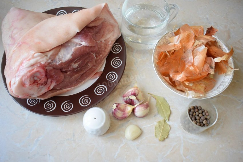Рулет из рульки в луковой шелухе