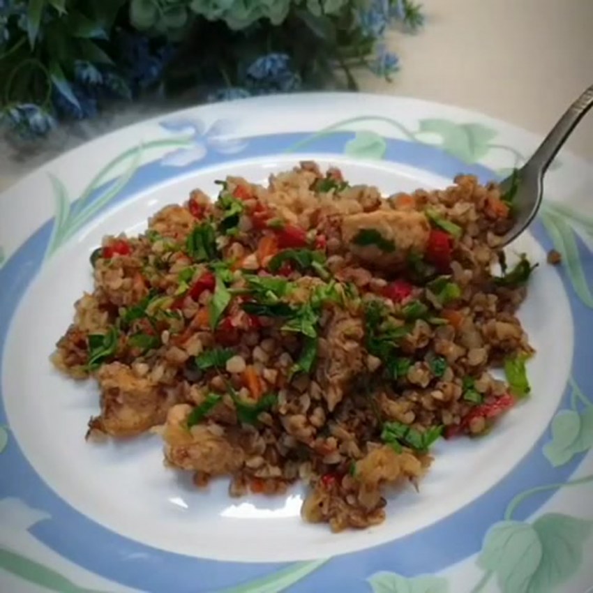 Гуляш из свинины с подливкой с гречкой