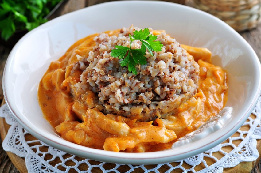 Гречневая каша с мясной подливой