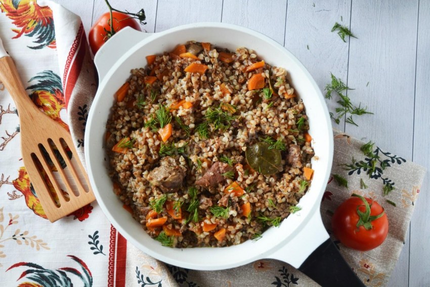 Гречка с мясом и подливкой