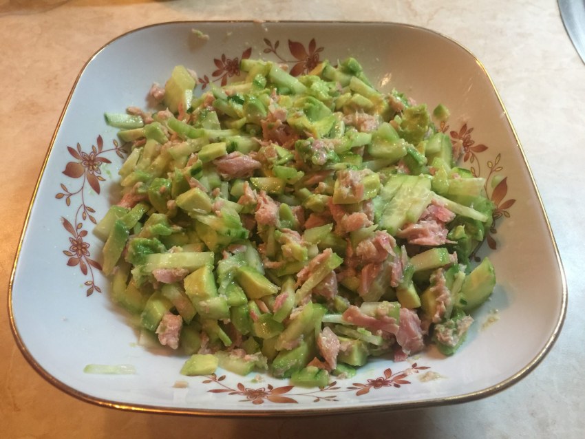 Салат из авокадо с тунцом и огурцом