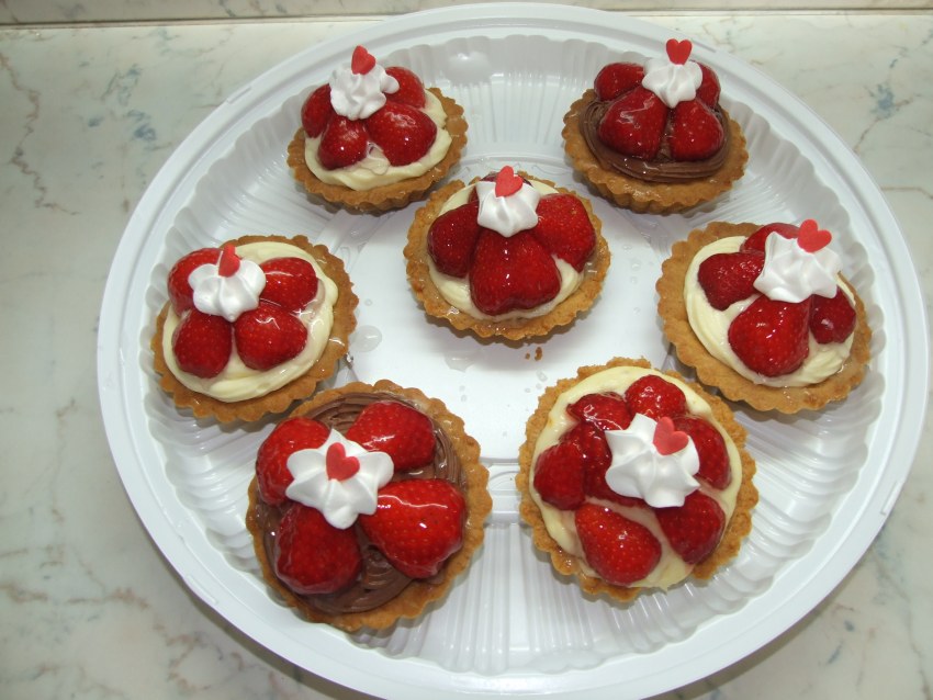 Корзиночки с белковым кремом и вишней
