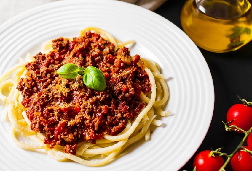 Bolognese (с томатами и говяжьем фаршем).
