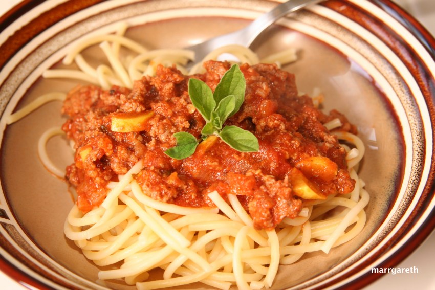 Макарошки болоньезе