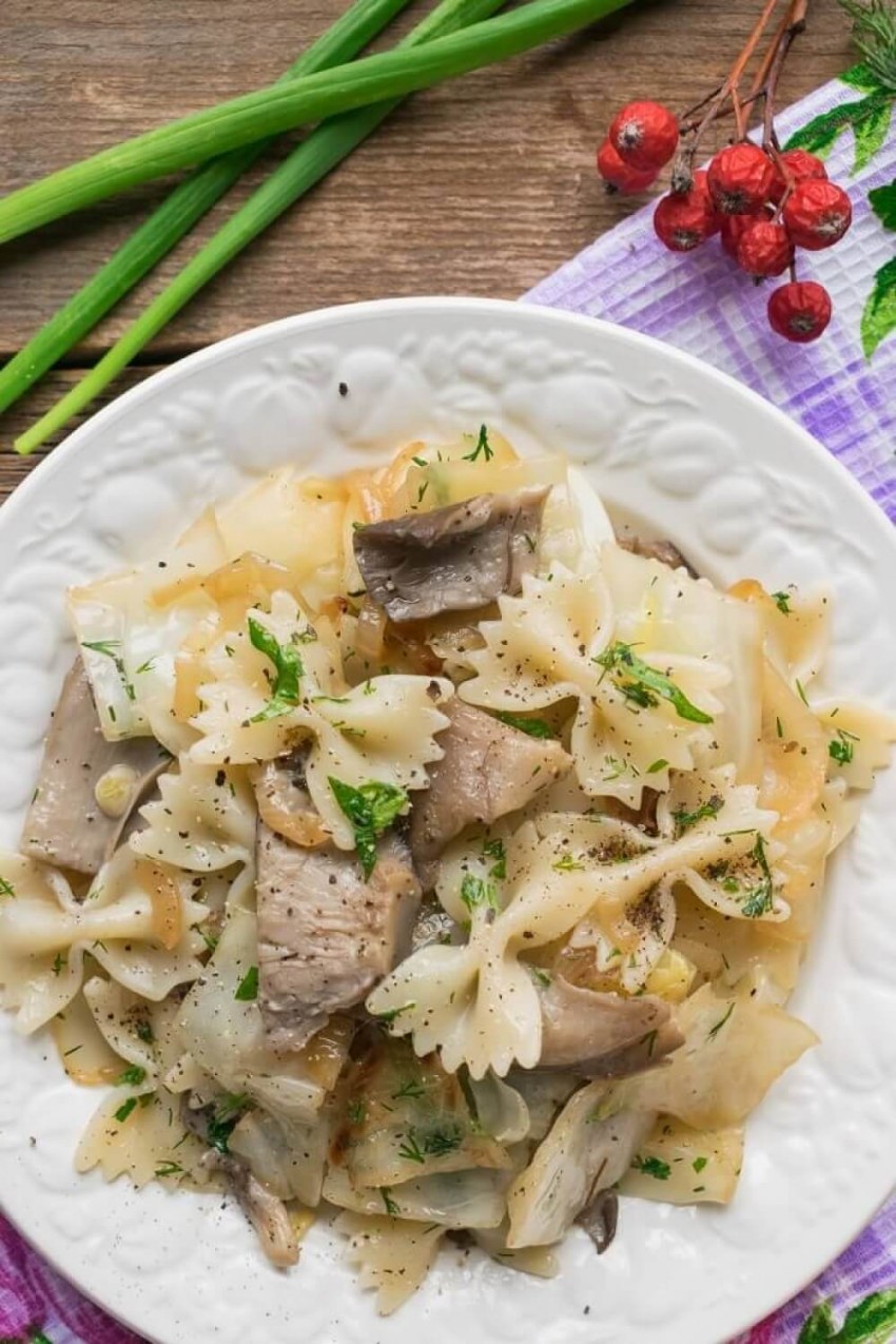 Паста фарфалле с курицей и грибами