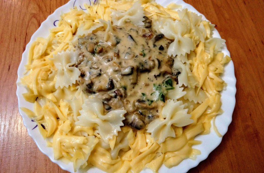Паста из макарон бантики и курицей