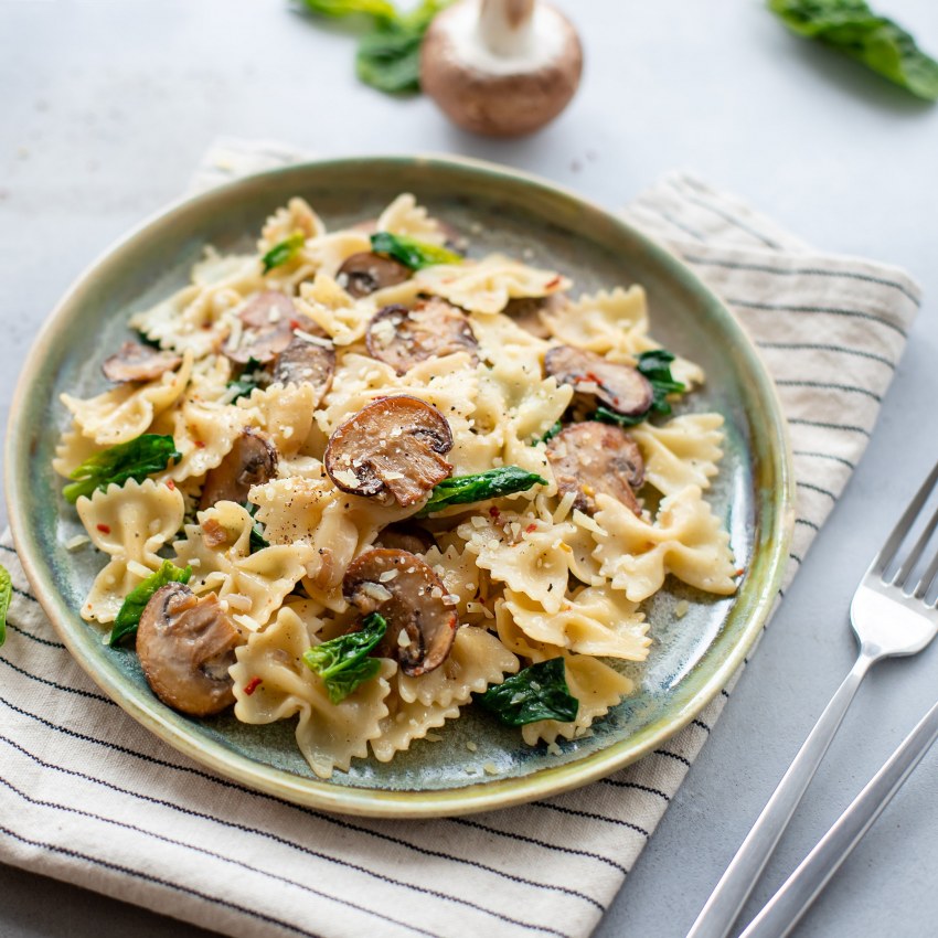 Паста фарфалле с курицей и грибами брокколи