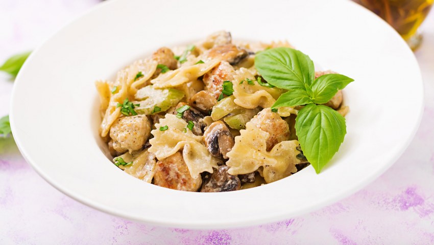 Паста фарфалле с курицей и грибами в сливочном соусе