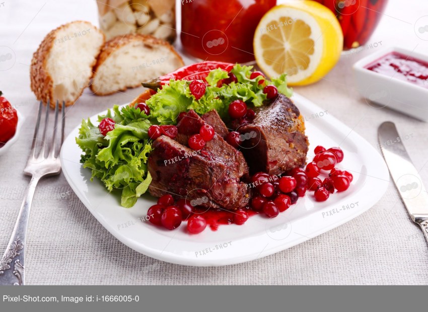 Буженина с клюквенным соусом