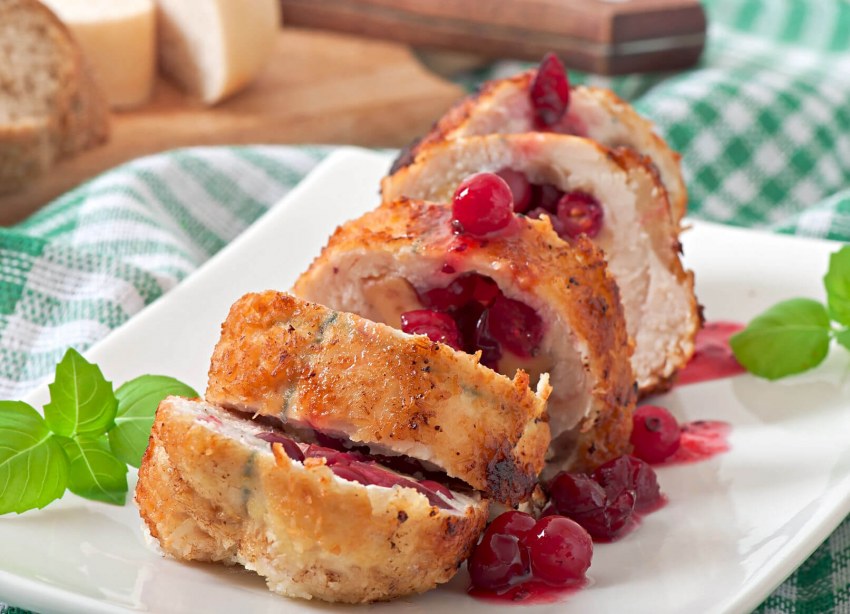 Куриный рулет с клюквенным соусом