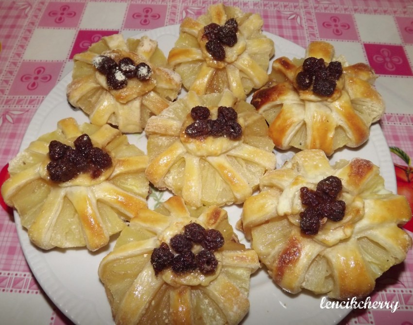 Слойки с ананасом и творогом