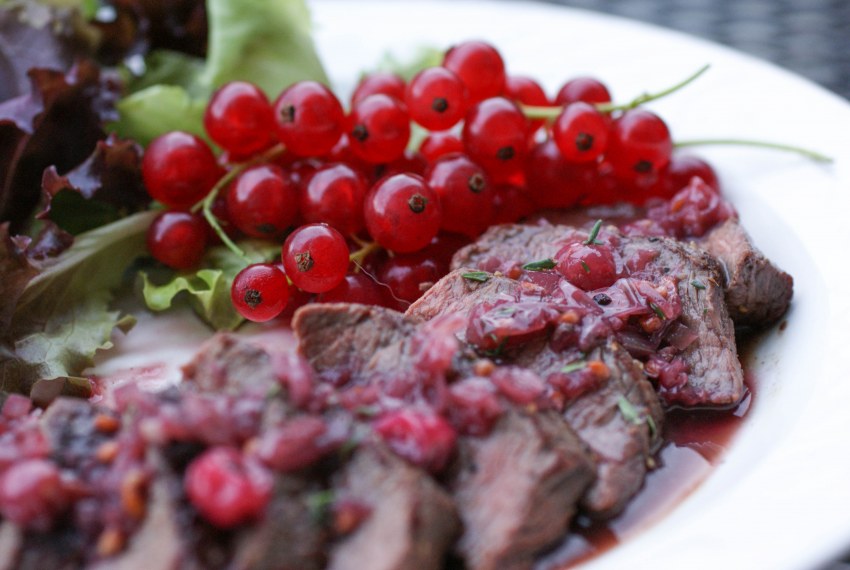 Мясо, тушеное в соке красной смородины