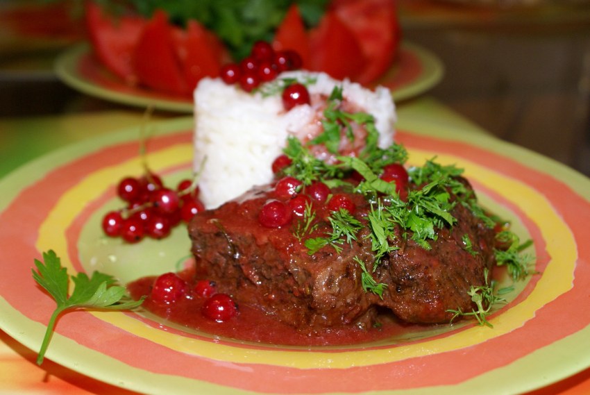 Мясо, тушеное в соке красной смородины