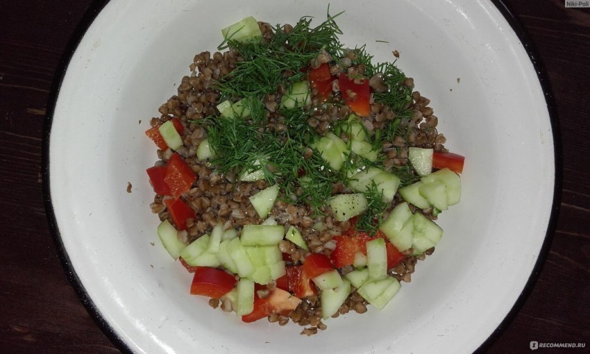 Гречка с котлетой и огурцом