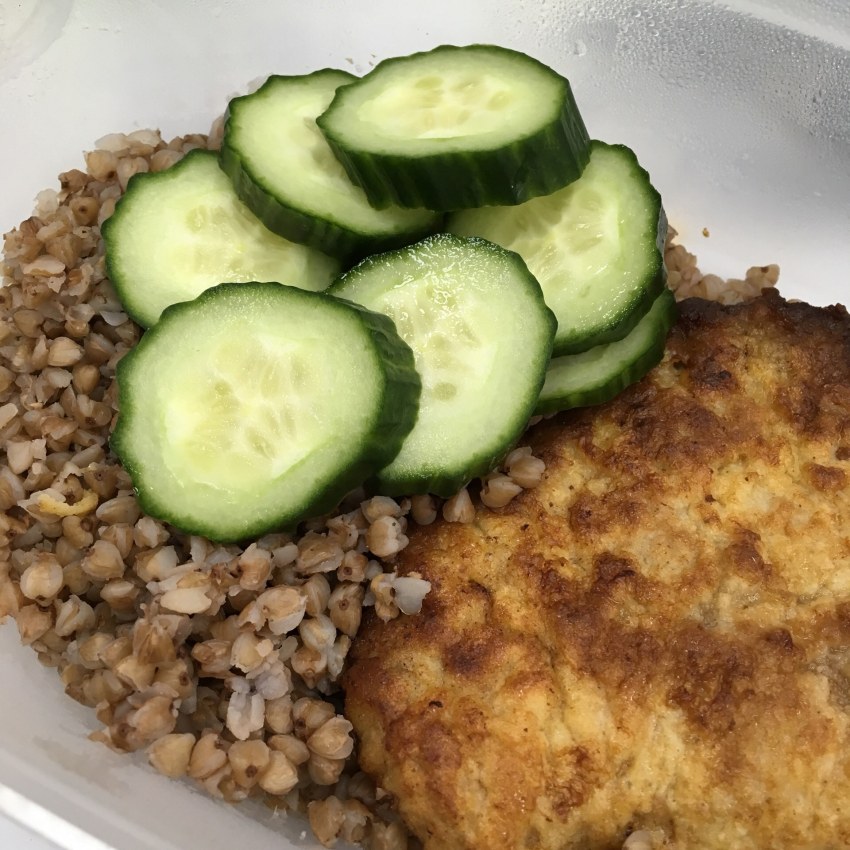 Гречка с огурцом и куриной грудкой