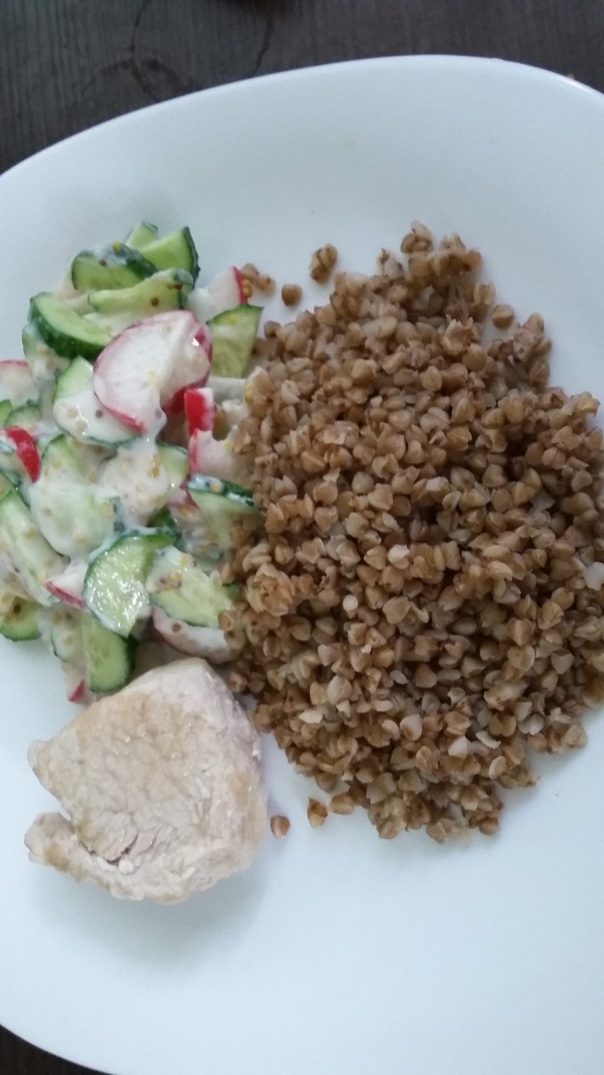 Салат с гречкой и овощами