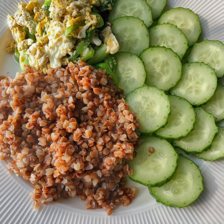 Гречка с огурцами свежими