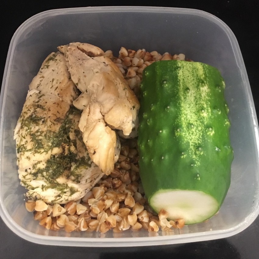 Гречка с курицей и огурцом