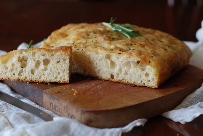 Фокачча с оливками и розмарином