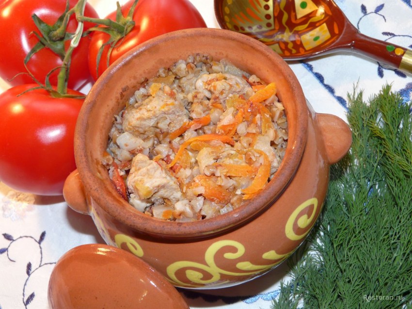 Свинина по купечески с гречкой в горшочках