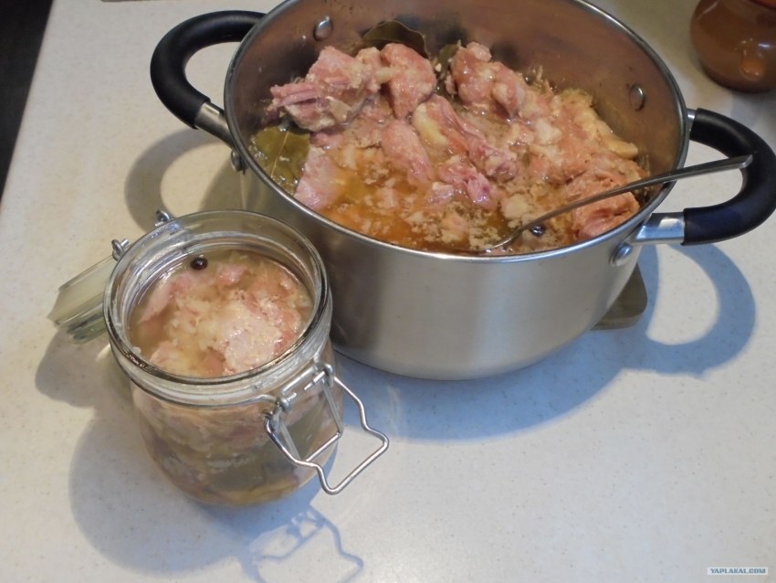 Консервы мясные в стеклянной банке