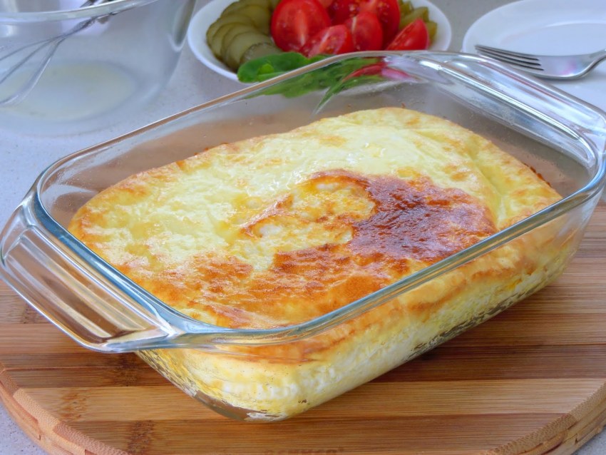 Омлет с сосисками на сковороде с молоком