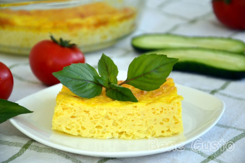 Омлет с сырной корочкой на сковороде