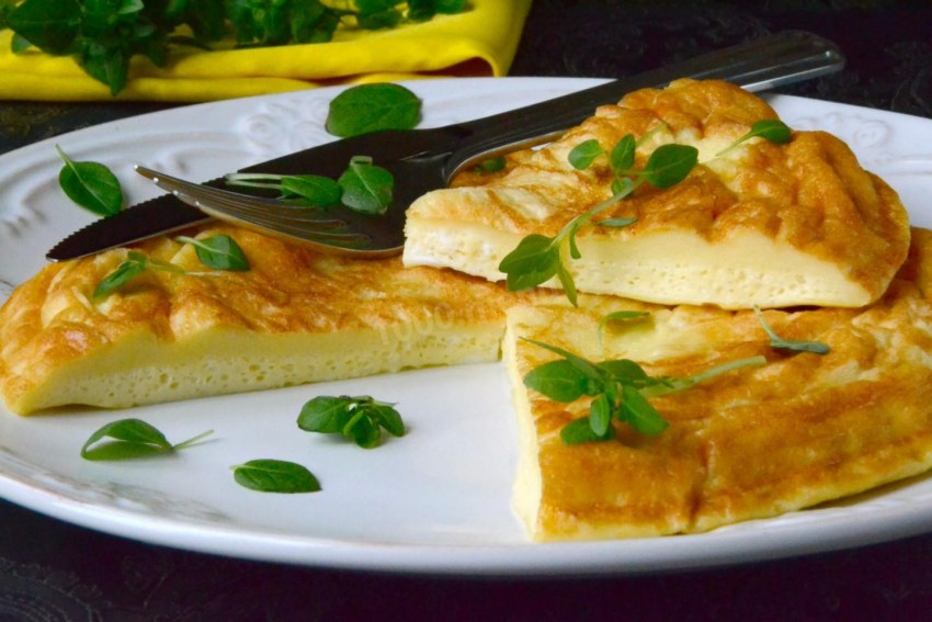Яичница с сыром на сковороде