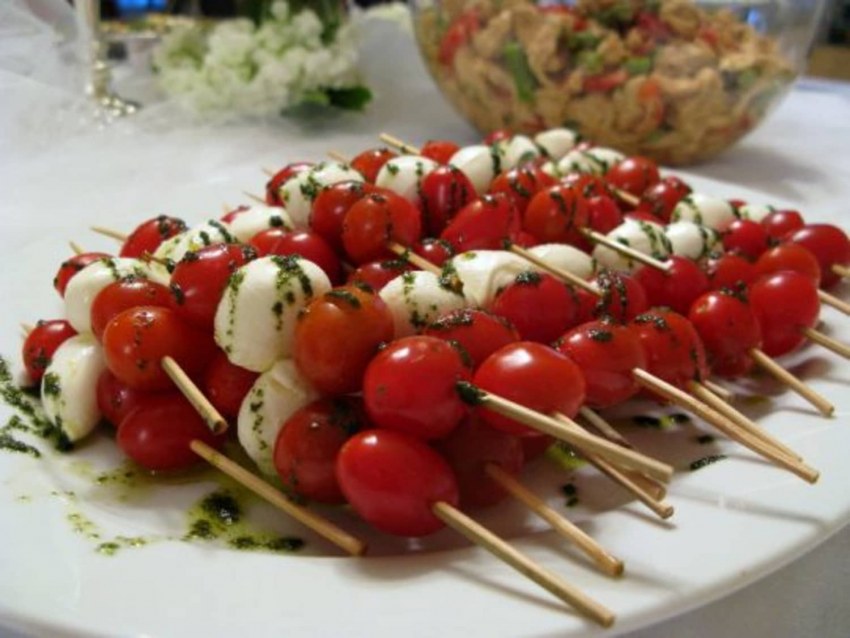 Канапе с помидорами черри и маслинами