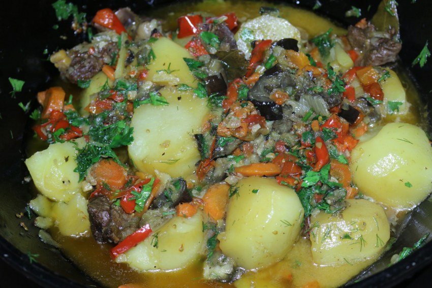 Курица тушеная с овощами в казане