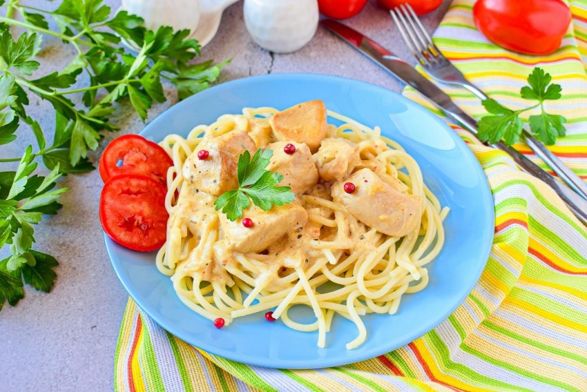 Зеленые спагетти с морепродуктами