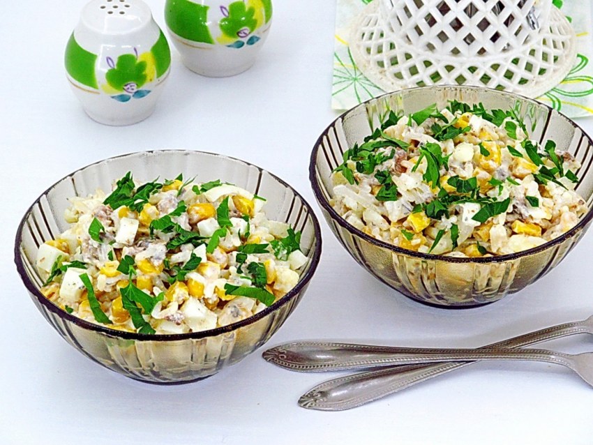 Салат из рыбы с кукурузой и рисом