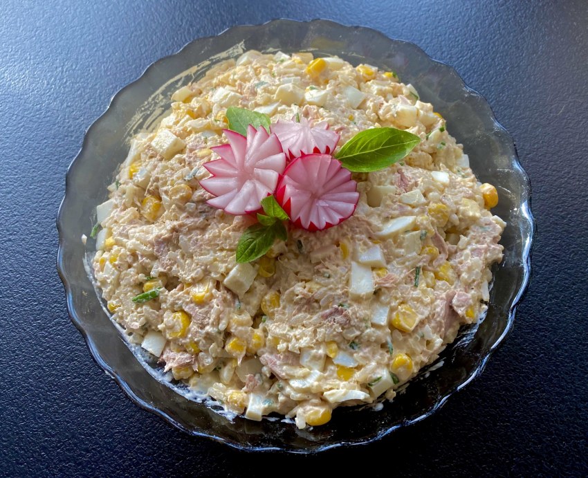 Салат с тунцом рисом и кукурузой