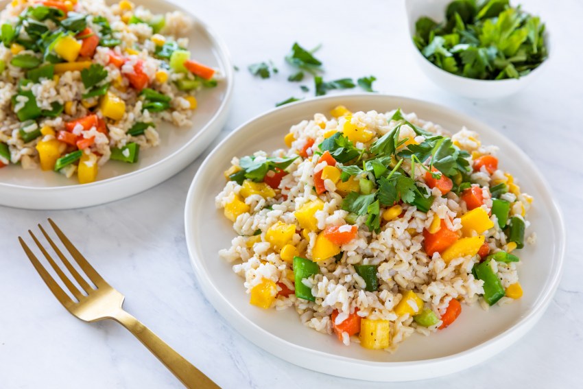 Салат с рисом и солеными огурцами