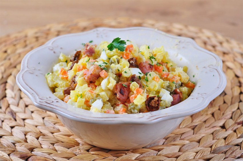Салат с лисичками маринованными
