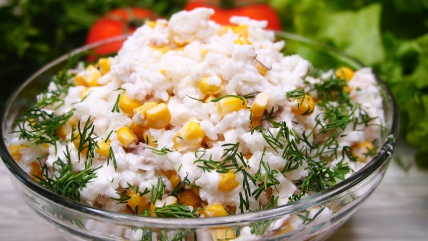 Салат с сайрой и рисом и кукурузой