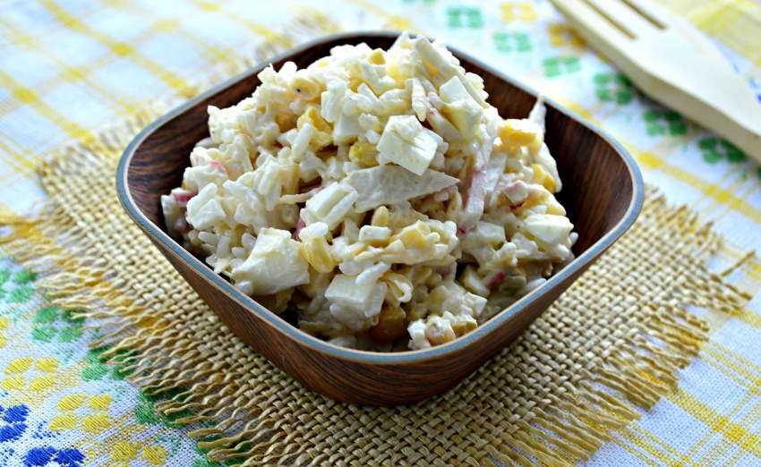 Салат с печенью трески с рисом