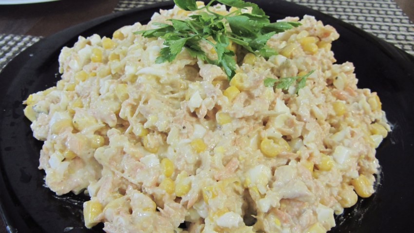 Салат с рисом рыбой и кукурузой