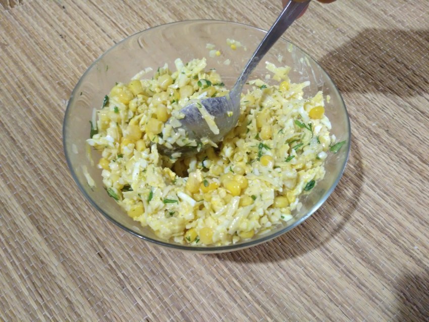 Салат с маринованными опятами и кукурузой