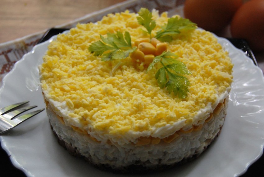 Салат крабовый с кукурузой