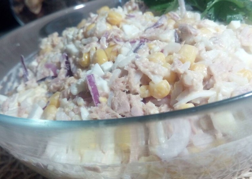 Салат из риса сайры кукурузы