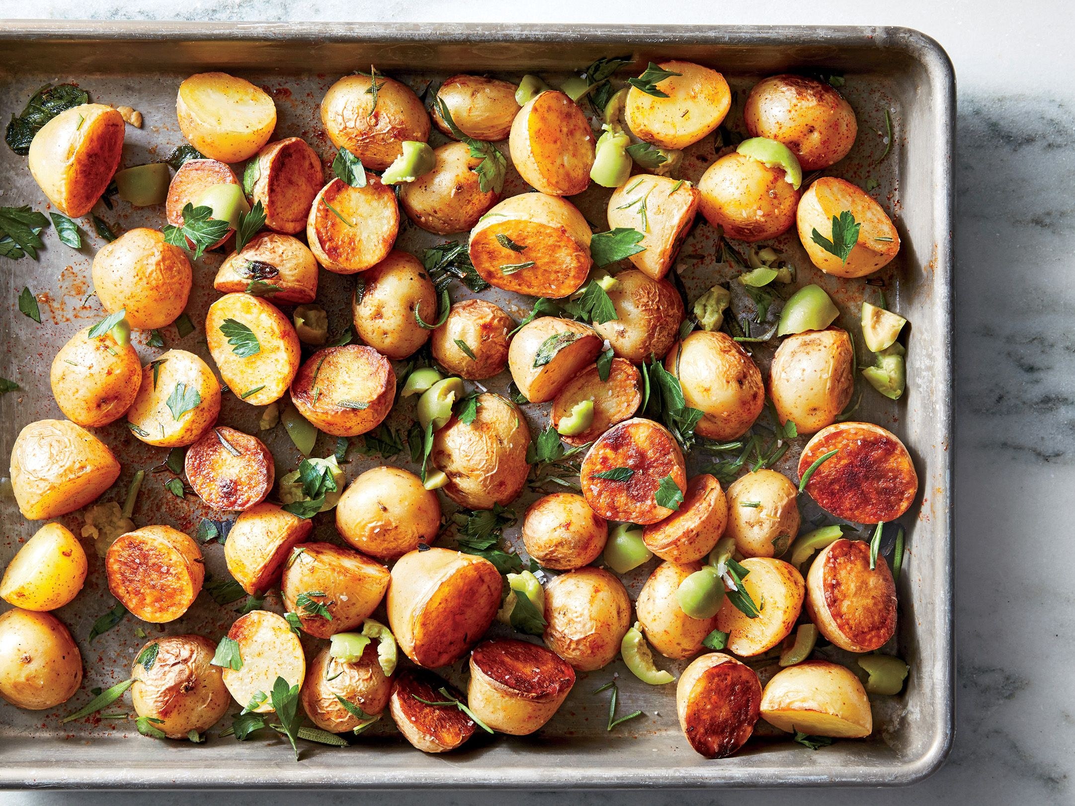 Рецепт запеченной картошки с овощами. Картошка с овощами. Картофель с овощами в духовке. Запеченная картошка с овощами. Запеченная картошка с овощами в духовке.