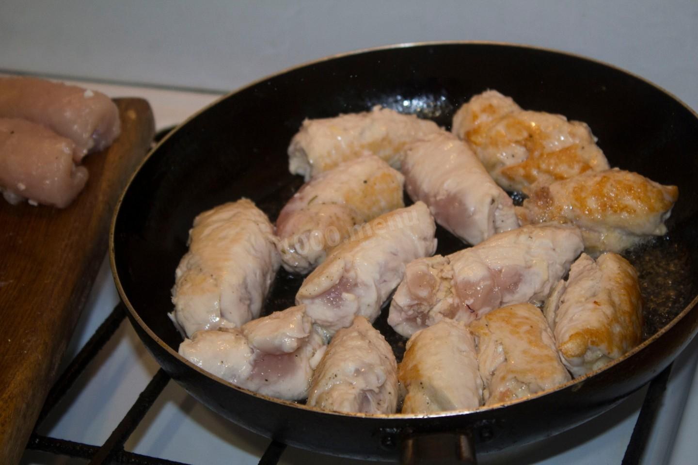 Свиные пальчики рецепт. Куриные пальчики с начинкой. Пальчики с куриного филе. Пальчики из курицы. Мясные пальчики из куриного филе.
