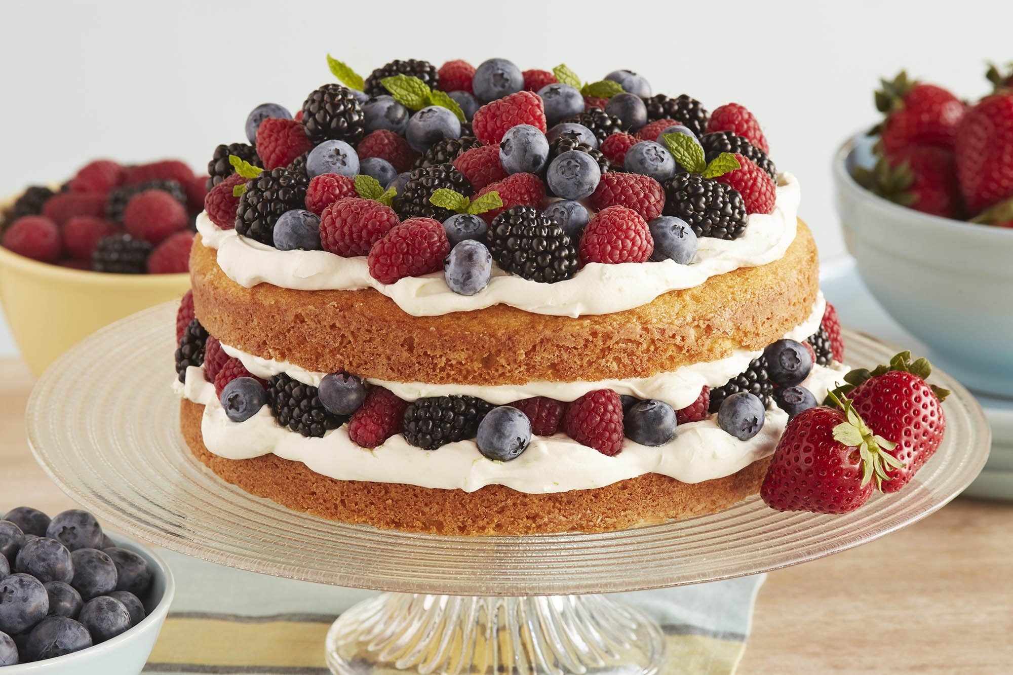 Ягодно бисквитный торт. Торт с ягодами. Торт с кремом и ягодами. Ягодный бисквитный торт. Тортик с свежими ягодами.