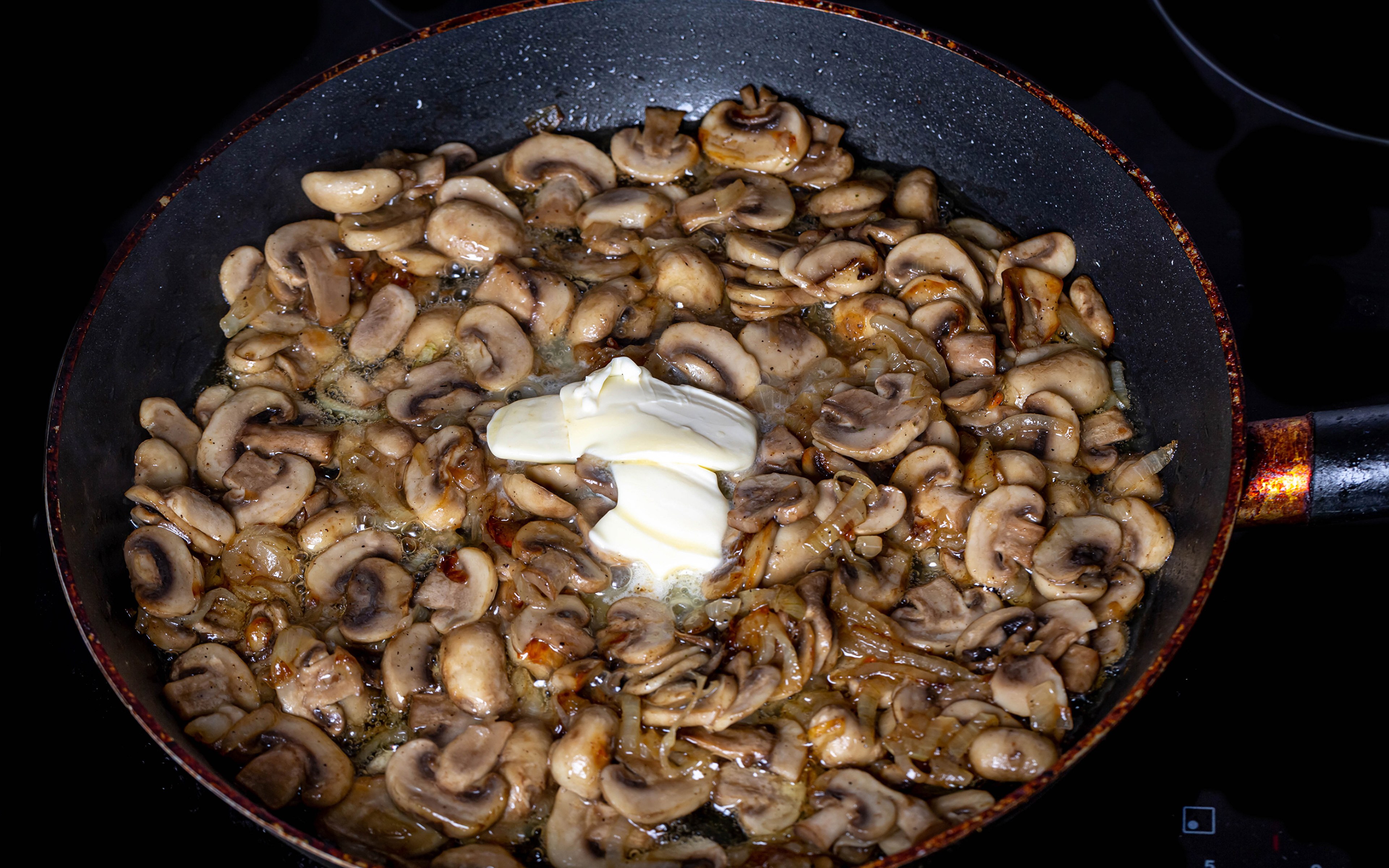 Масло с шампиньонами на сковороде. Жареные грибы. Жареные грибочки. Жареные грибы на сковороде. Готовые жареные грибы.